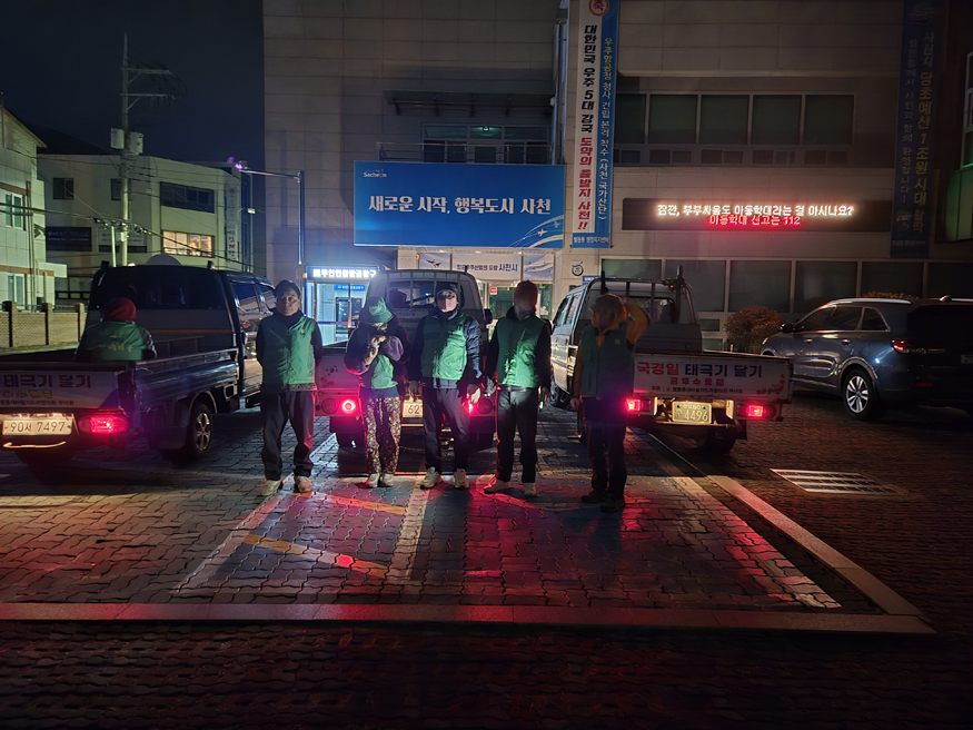 사천시 벌용동 새마을회, 삼일절 태극기 달기 캠페인.jpg