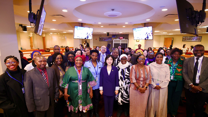 IWPG가 11일(현지시간) 뉴욕 주유엔 아프리카연합(AU) 대표부 콘퍼런스홀에서 AU 산하 여성교육기관인 CIEFFA와 공동으로 제70차 유엔 여성지위위원회(CSW70) 사이드 이벤트를 개최한 가운데 참석자들이 기념사진을 촬영하고 있다..jpeg