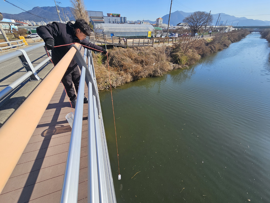 김해시, 하천 수질측정망 운영(운하천 채수 중).jpg