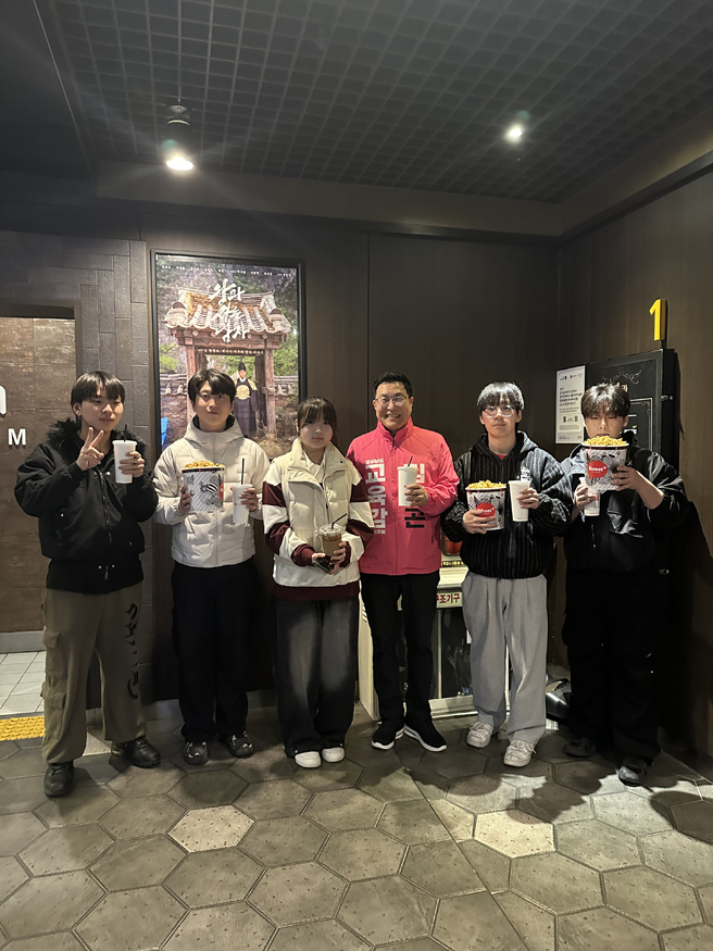 왕과 사는 남자 영화관람.jpg