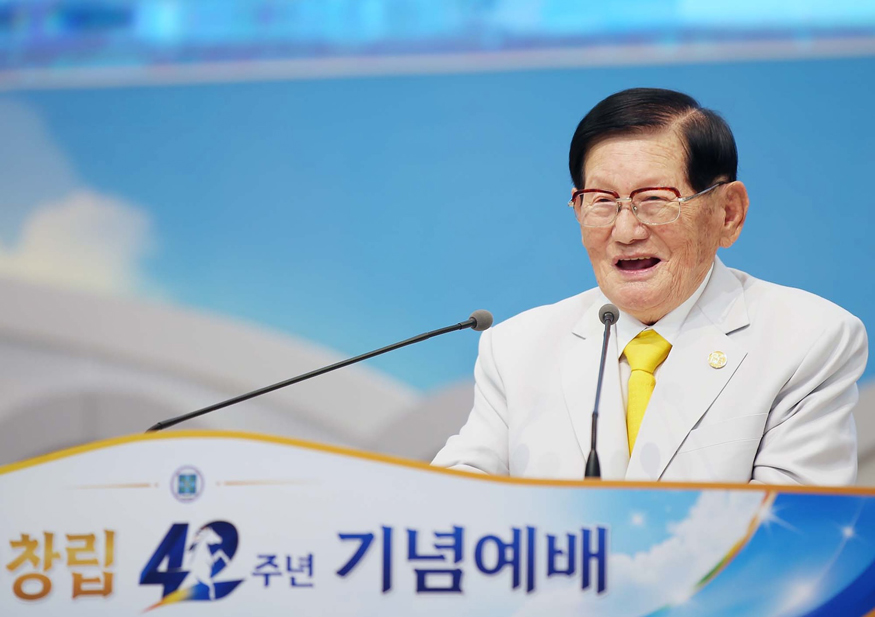 15일 신천지 청주교회에서 신천지예수교회 창립 42주년 기념예배가 열린 가운데, 이만희 총회장이 말씀을 전하고 있다(사진 신천지예수교회)..jpg