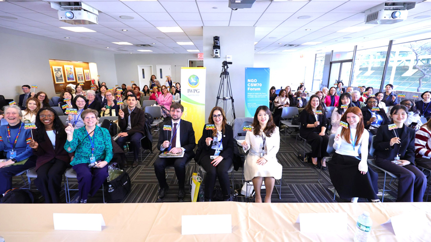 17일(현지시간) 뉴욕 CCUN에서 열린 NGO 포럼 발제자들과 참가자들이 기념 촬영을 하고 있다..jpeg