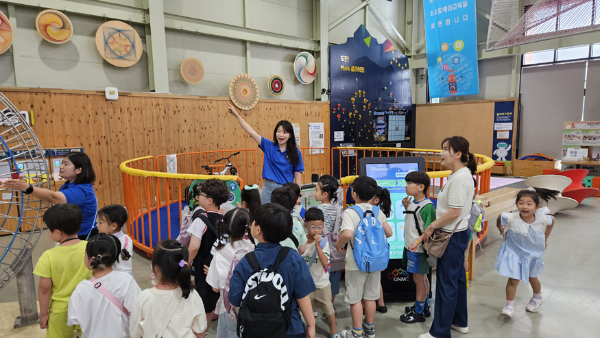 경남수학문화관_경남수학문화관 수학어드벤처관에서 학생들이 콘텐츠 설명을 듣고 있는 모습.jpg