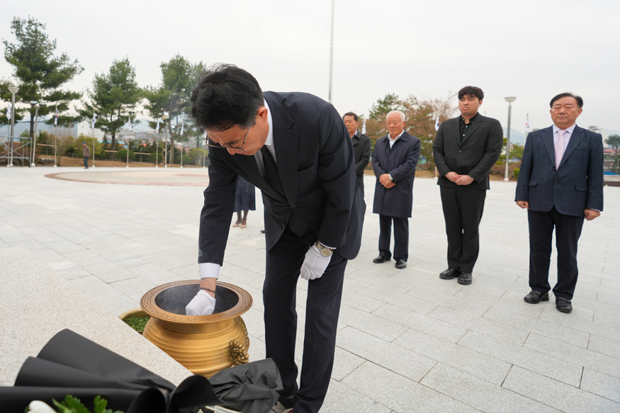 차석호 한안군수 예비후보는 충혼탑 참배후 본격 선거운동에 돌입했다..jpg