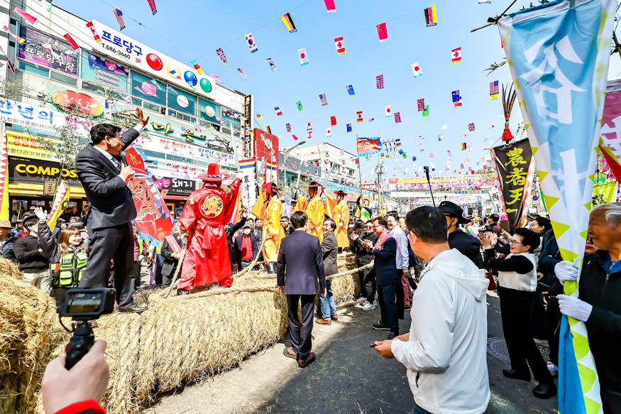 삼칠지역 대표 민속문화 행사 ‘병오년 칠원고을줄다리기’ 성황리 개최_줄당기기 진행 사진(백호팀방향).jpg