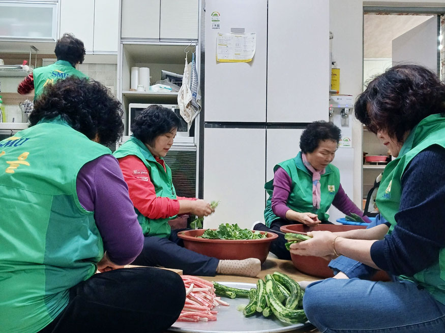 함양 서하면 새마을문고 어르신 김밥 나눔 봉사로 ‘온기’ 전해.jpg