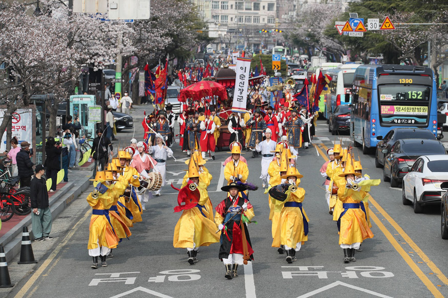 제64회 진해군항제 성대한 개막(관광과) 2.jpg