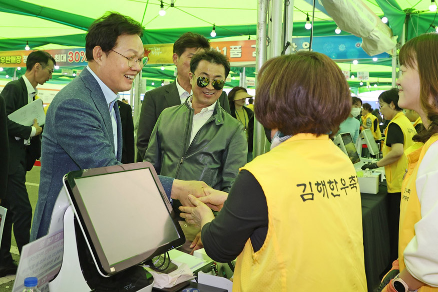 박완수 지사 ‘제2회 김해 한우 축제’ 현장 방문 모습.jpeg