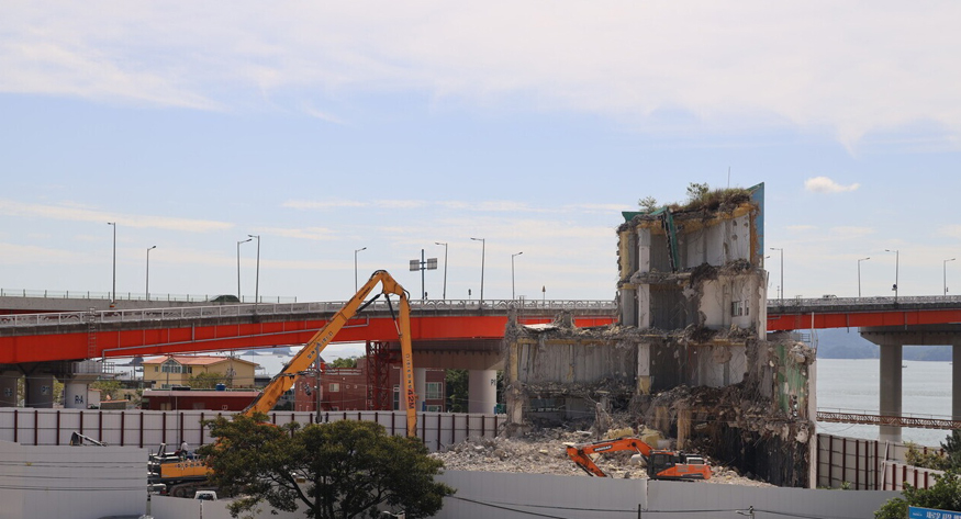 (구)우인수산 철거 장면.jpg