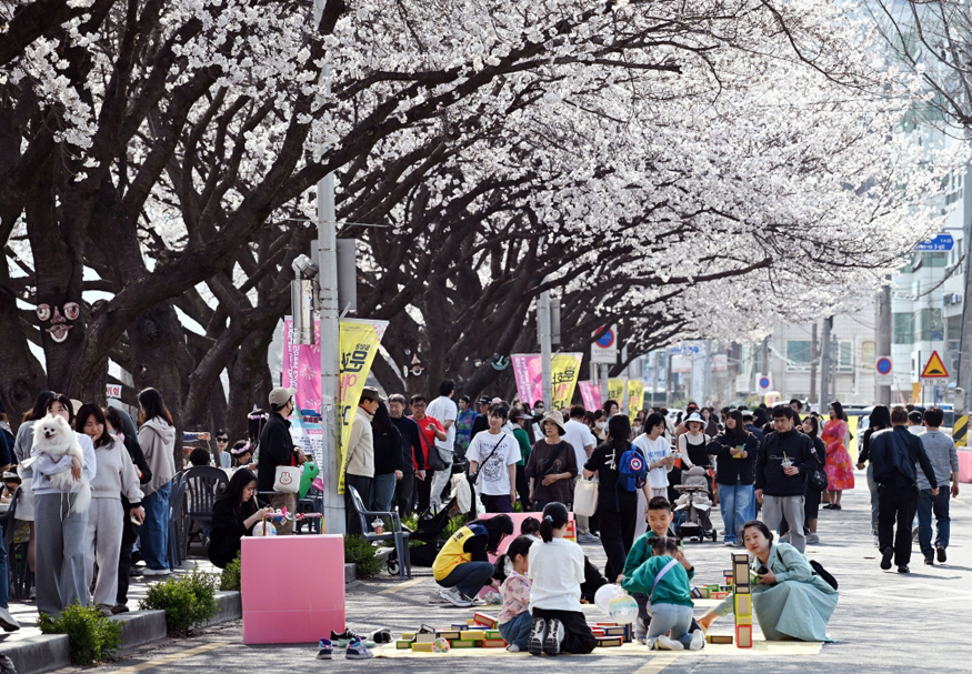 밀양시, ‘2026년 밀양강 문화예술의 거리전’ 성황리 개막.JPG