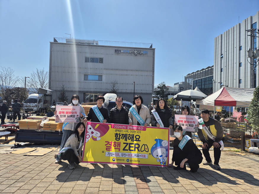 함안군보건소, ‘제16회 결핵 예방의 날’ 예방 홍보 캠페인 성황리에 마무리_홍보 캠페인 참가자 단체사진.jpg