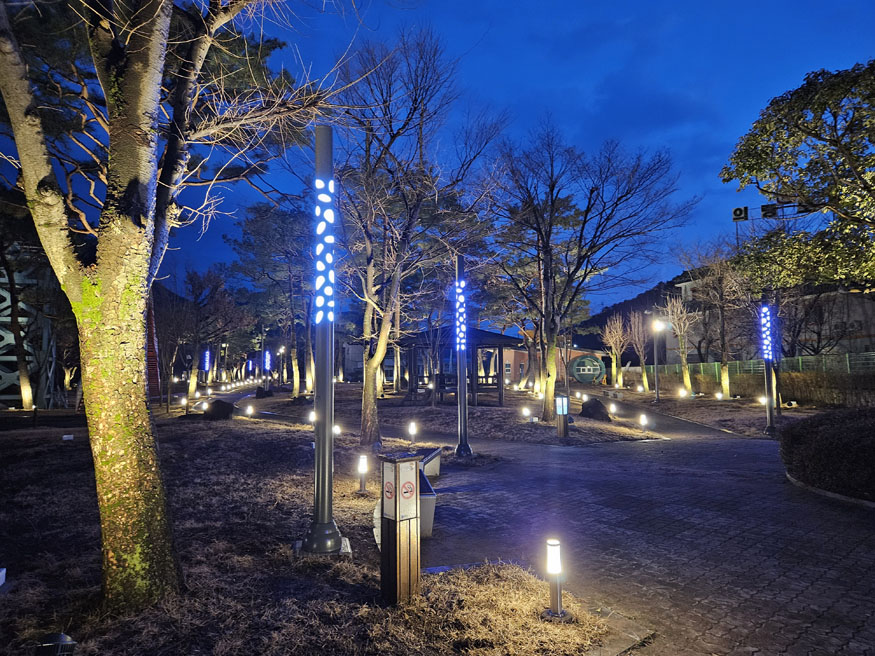 의령군민공원 야간 조명.jpg