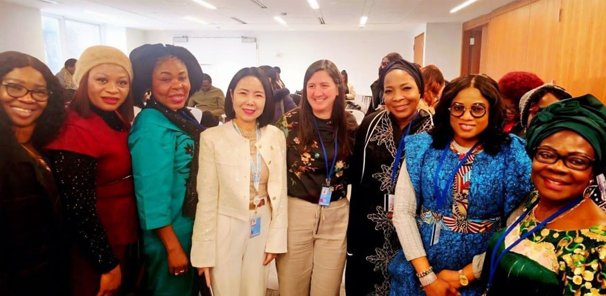 유엔 CSW70 NGO 포럼서 실현가능한 ‘여성과 소녀의 사법 접근성’ 포럼을 개최한 가운데 참석자들이 기념사진을 촬영하고 있다..jpg