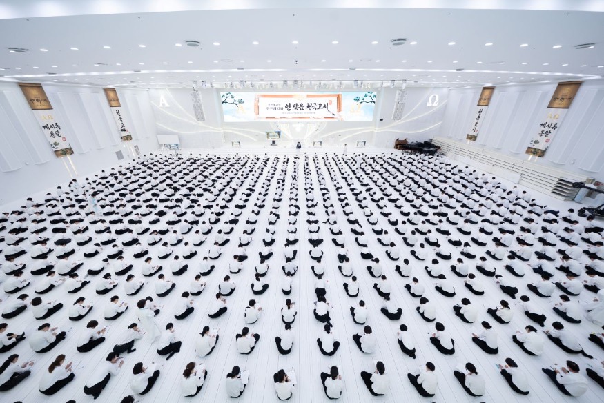 1_지난달_28일_안드레연수원서_실시된_천국고시에서_성도들이_답안을_채워나가고있다_ (2).jpg