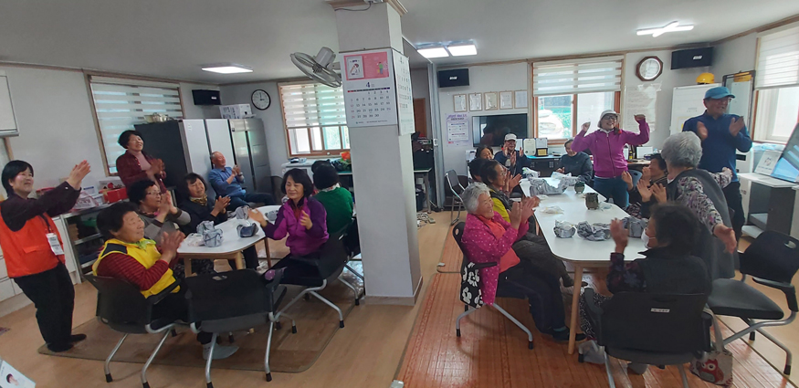 치매안심마을-환자도 가족도 지역주민이 보듬어요.jpg