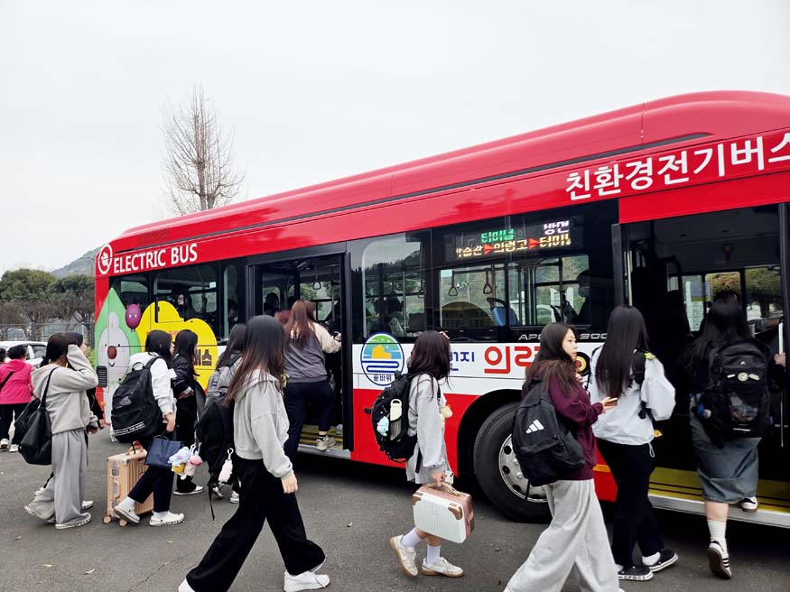 의령여중 학생들이 의령빵빵버스를 타고 있다.jpg