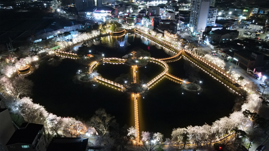 창녕 영산 연지못 스마트공원으로 재탄생 수양벚꽃 아래 야경을 품다.jpg