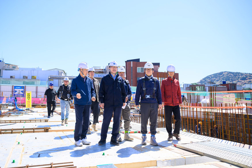 장충남 남해군수, 남해군 청사 신축사업 현장 점검.jpg