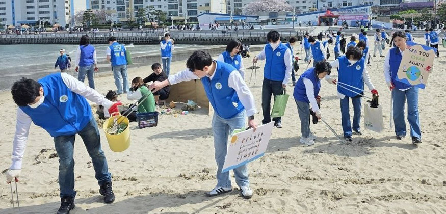 광안리에서_신천지자원봉사단_부산서부지부가_플라스틱_제로_캠페인을_진행한_가운데_쓰레기를_수거하고있다.jpg