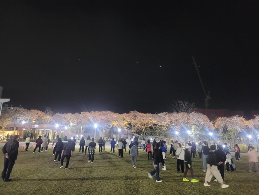 “퇴근 후 공원에서 힐링해요”고성군 별빛체조, 주민 호응‘최고’.png