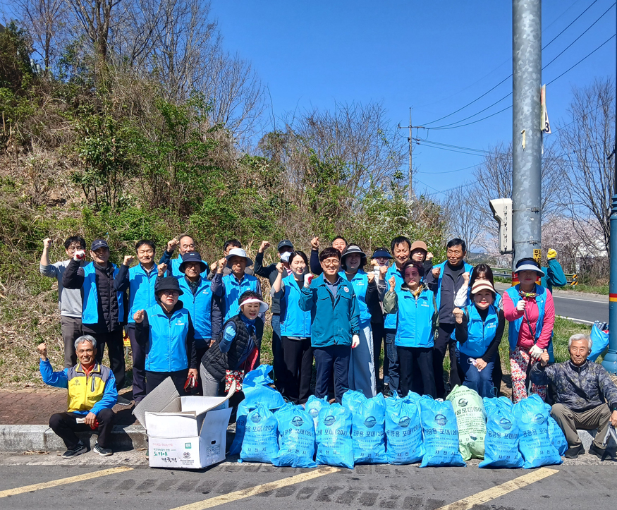 사천시 사천읍 이장협의회 ‘봄맞이 환경정화 활동’.jpg