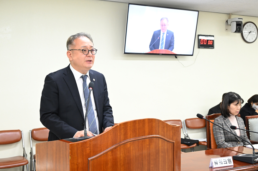 조례안 심사 중 정규헌 의원.JPG