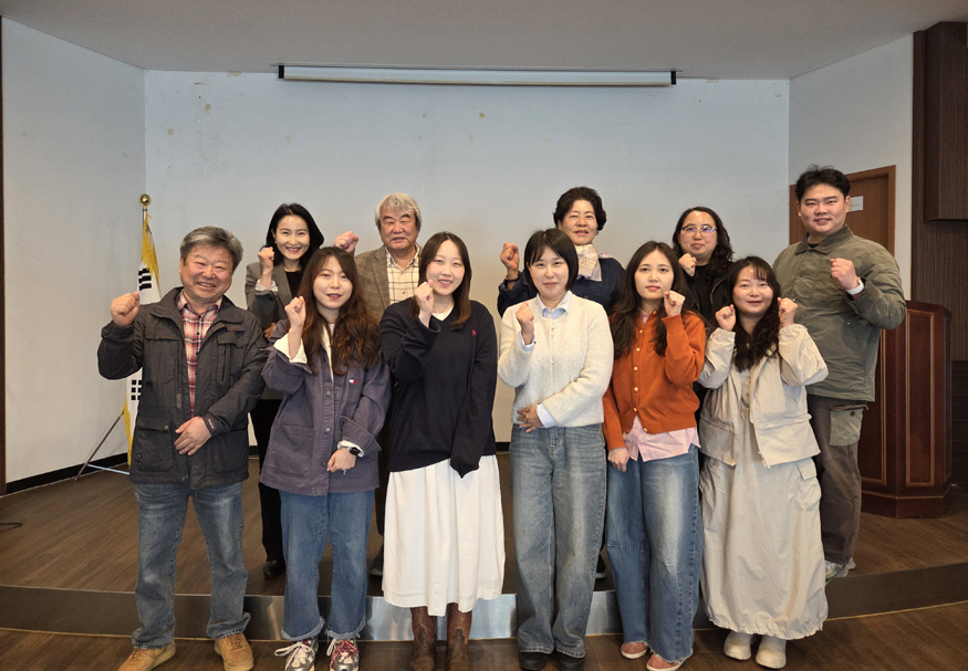 2026 박재삼 문학관 레지던스 입주작가(단체사진).jpg