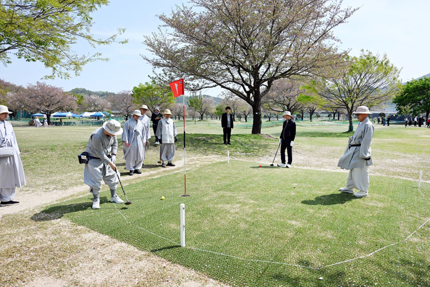 대한불교조계종 총무원장 진우 스님 밀양 방문, 파크골프대회 시범라운딩 진행.JPG