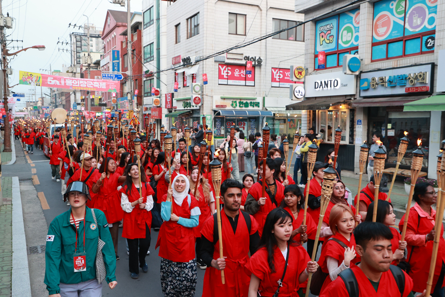 지난해 의령출정퍼레이드에 참여한 외국인들.jpg