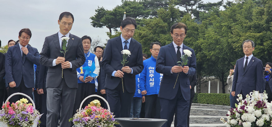 전재수 부산시장 후보, 김상욱 울산시장 후보와 노무현 대통령 묘소 참배 (2).jpeg