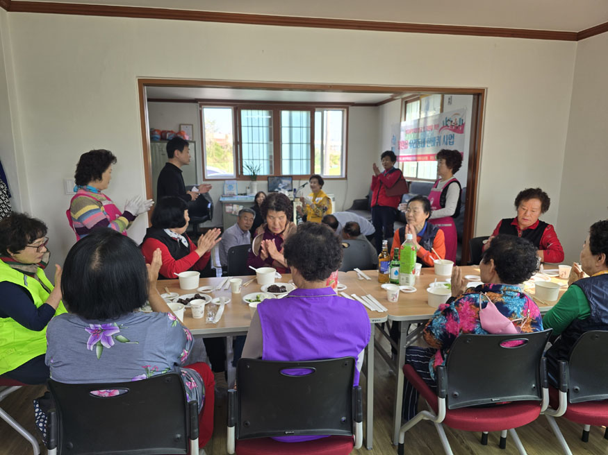 함안군 칠원읍, 복지 사각지대 해소를 위한 ‘우리동네 한바퀴 사업’추진(칠원읍 우리동네 한 바퀴 사업 시행사진).jpg