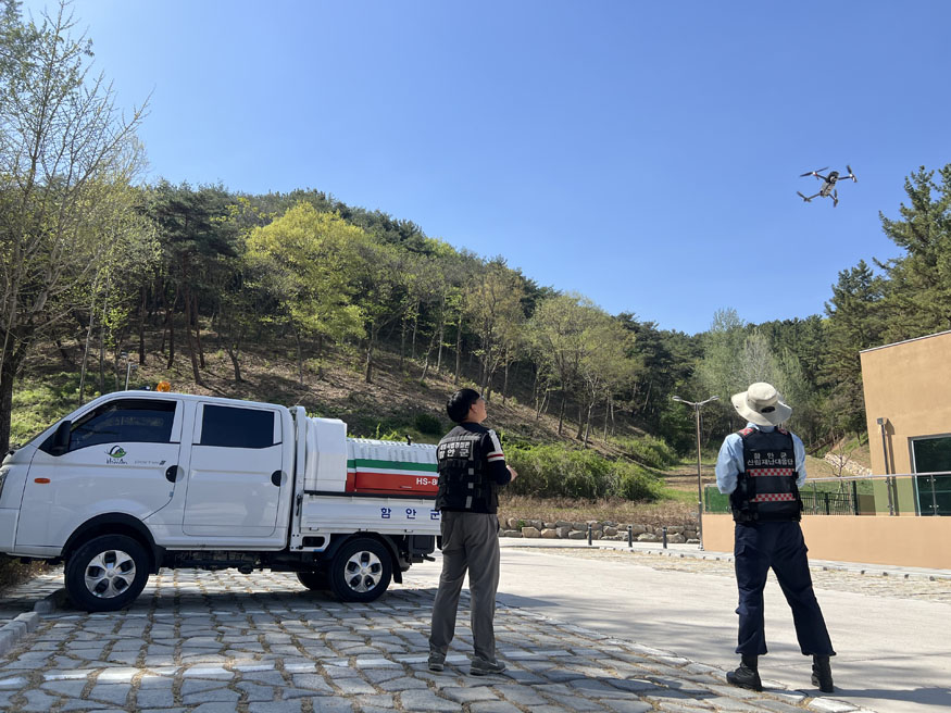 함안군, 드론을 활용한 산불 예방 홍보 단속 _드론 활용 산불 예방 홍보활동 진행사진(산인면 입곡리 일원).jpg