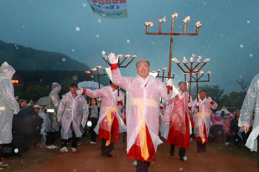 오지거 횃불을 들고 의병출정퍼레이드에 참여한 오태완 군수.jpg