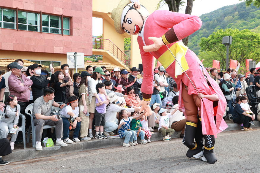 어린이 손맞잡기.jpg