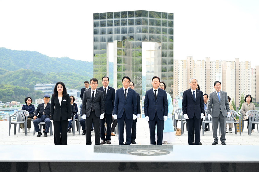 최학범 의장, 박완수 도지사, 박종훈 도교육감, 김상우 경남동부보훈지청장 등 참석.jpg