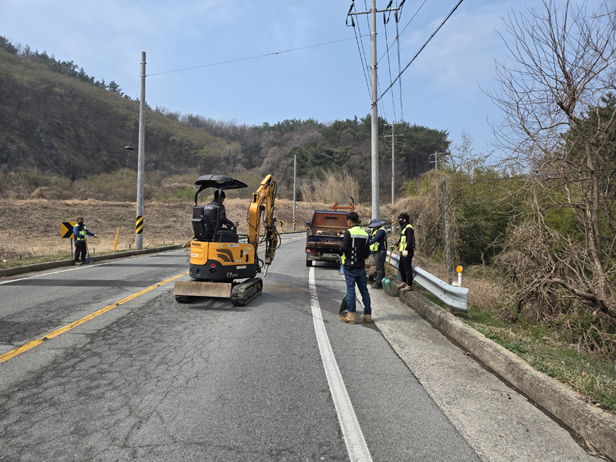 남해군 봄철 도로 정비 총력.jpg
